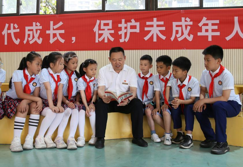▲为学子答疑解惑.png