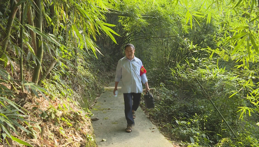 重庆江津:节约纸张爱护森林 71岁护林员写了厚厚一摞登记簿.jpg