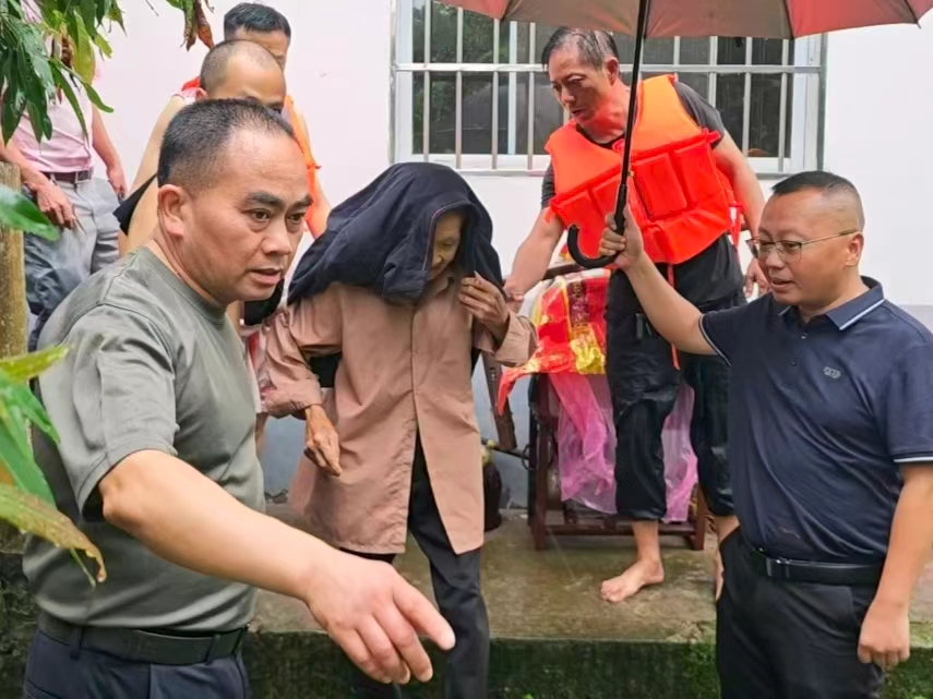3党员干部在七·九特大暴雨中转移群众.jpg