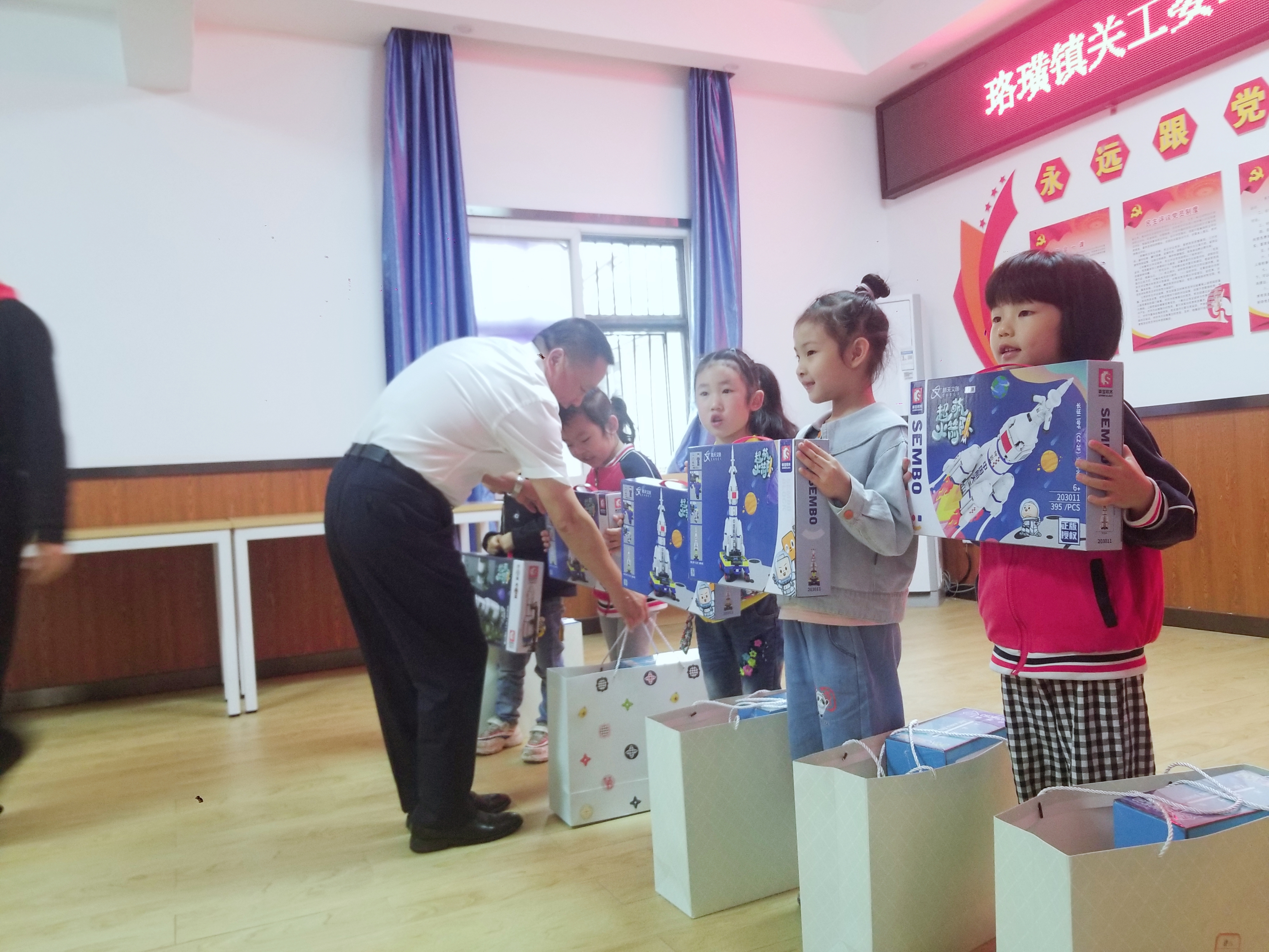 为小朋友送上礼品.jpg