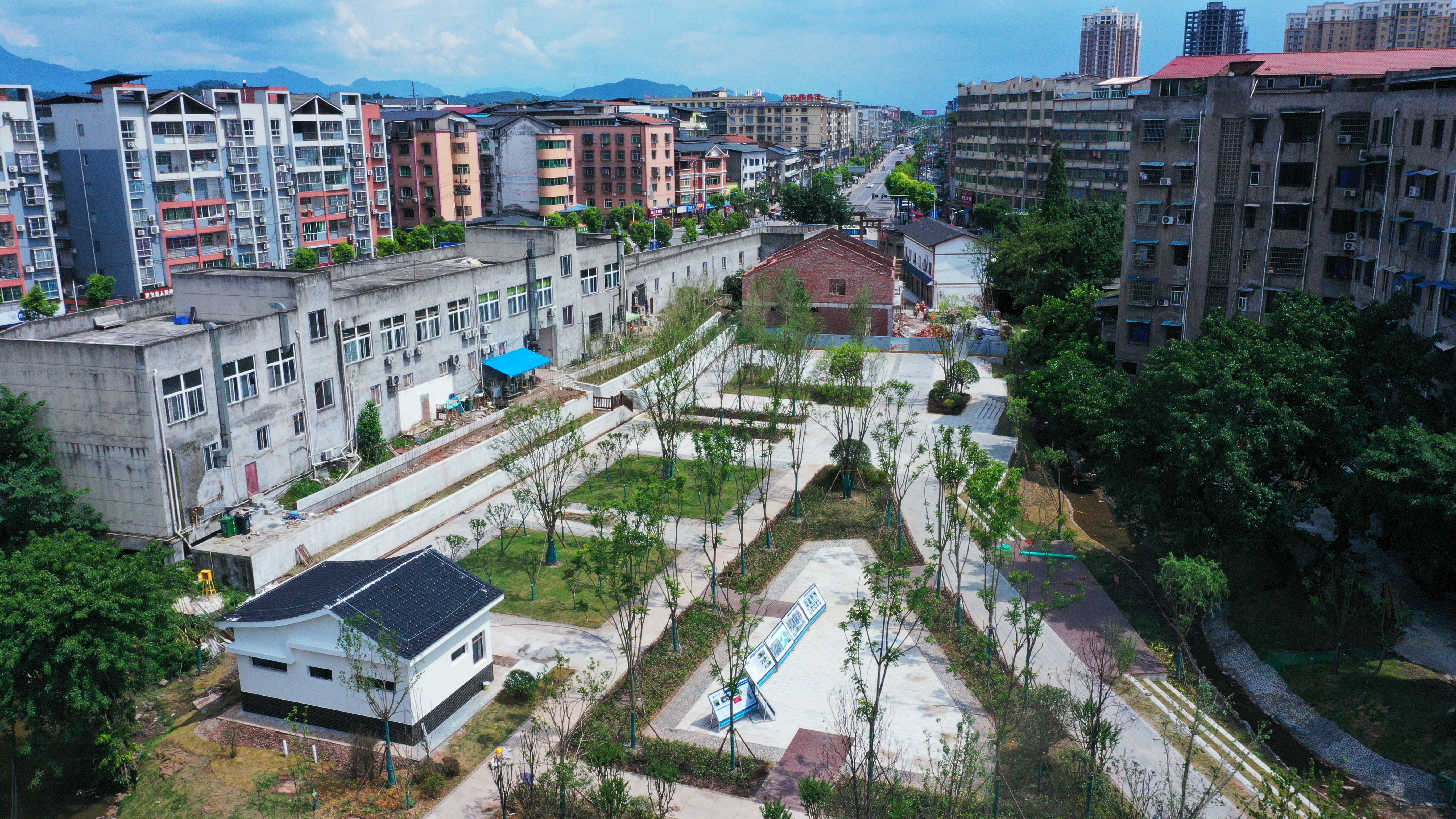 治理后的李市河坝街.jpg